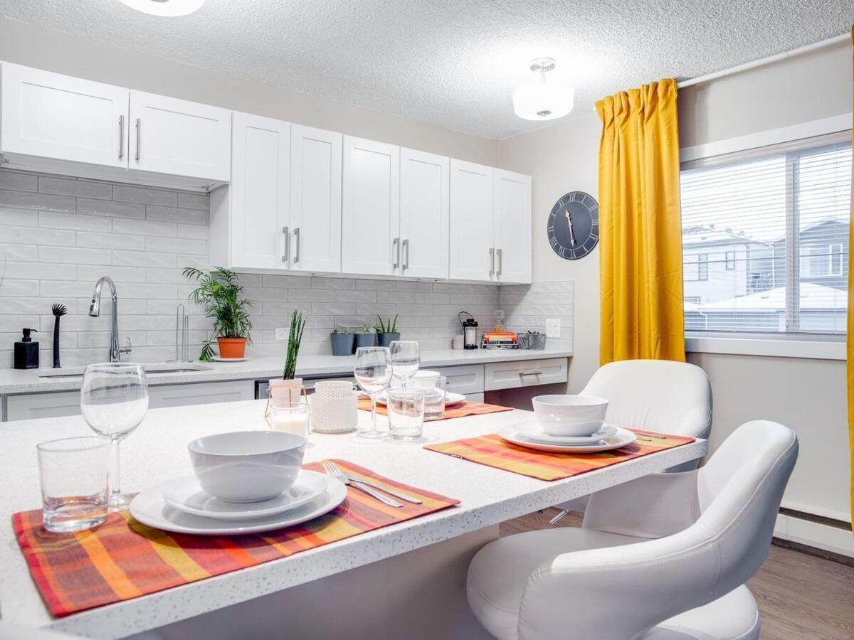 Gorgeous 2Br Condo W Parking Patio Coffee! YYC Buitenkant foto