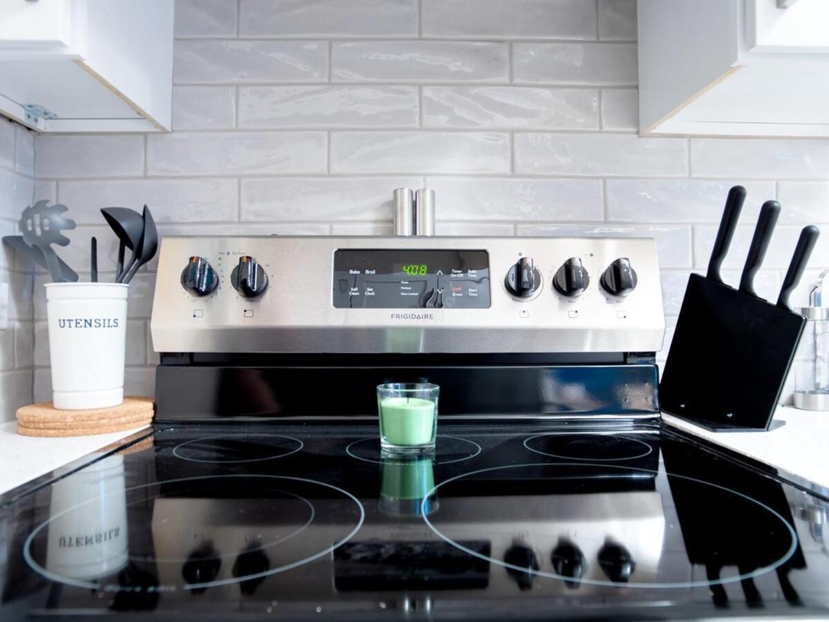 Gorgeous 2Br Condo W Parking Patio Coffee! YYC Buitenkant foto