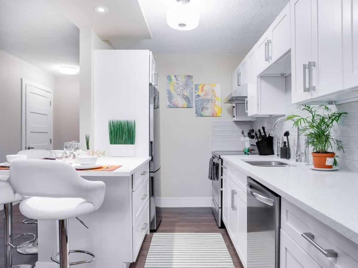 Gorgeous 2Br Condo W Parking Patio Coffee! YYC Buitenkant foto