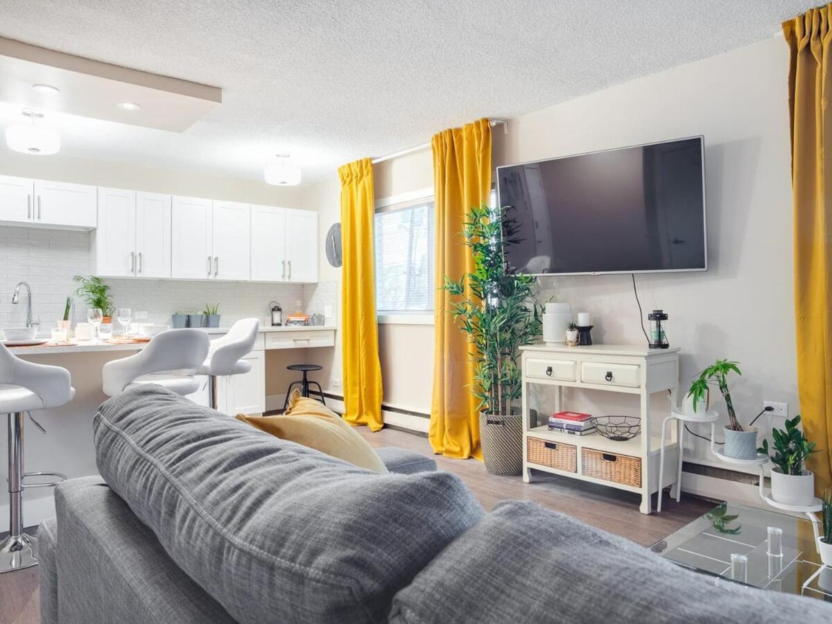 Gorgeous 2Br Condo W Parking Patio Coffee! YYC Buitenkant foto