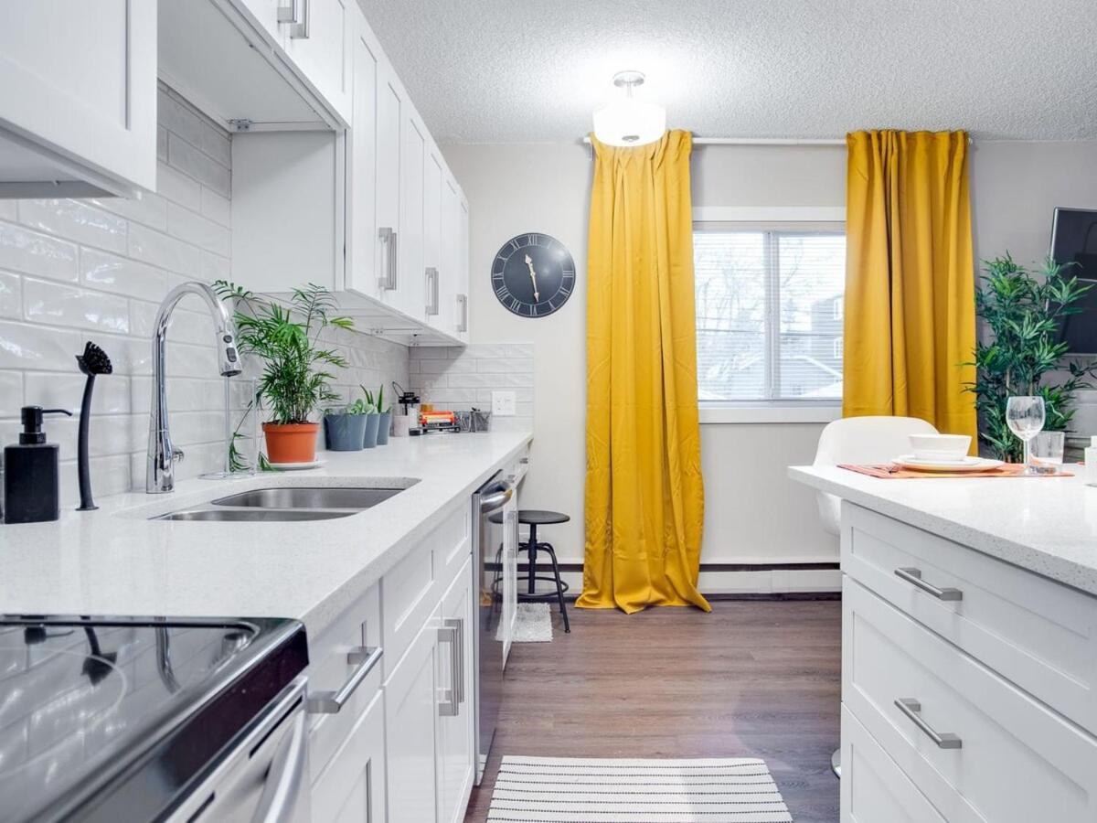 Gorgeous 2Br Condo W Parking Patio Coffee! YYC Buitenkant foto