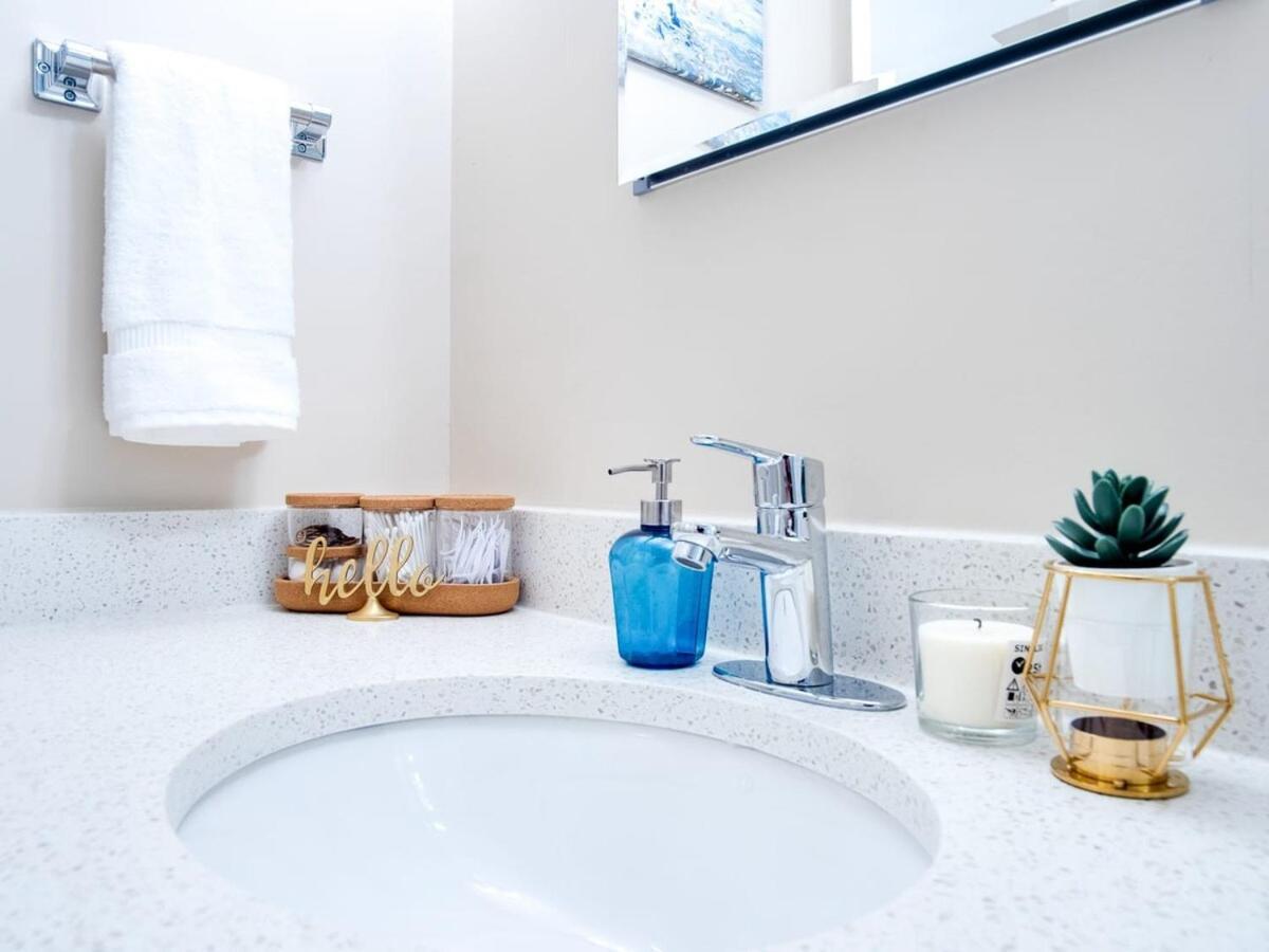 Gorgeous 2Br Condo W Parking Patio Coffee! YYC Buitenkant foto
