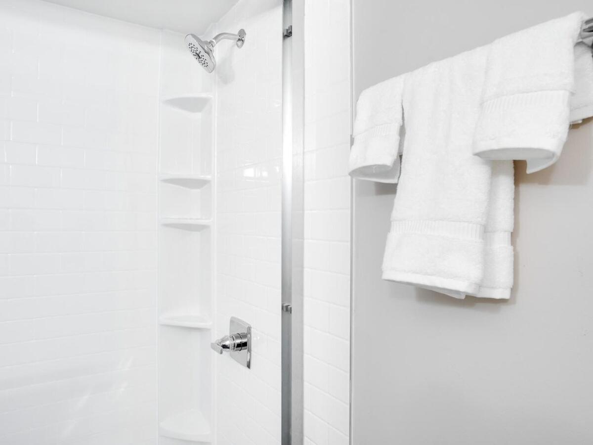 Gorgeous 2Br Condo W Parking Patio Coffee! YYC Buitenkant foto