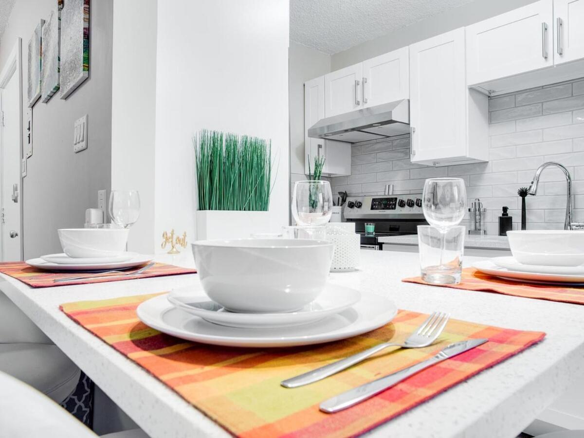 Gorgeous 2Br Condo W Parking Patio Coffee! YYC Buitenkant foto