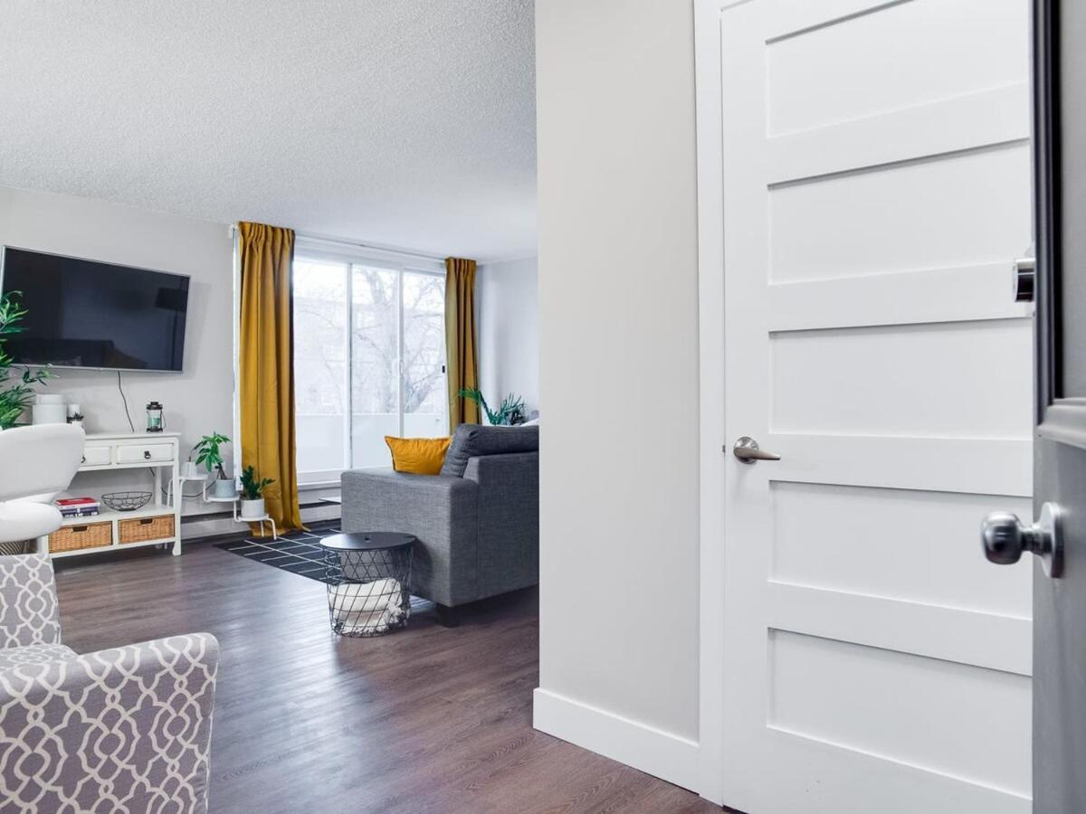 Gorgeous 2Br Condo W Parking Patio Coffee! YYC Buitenkant foto