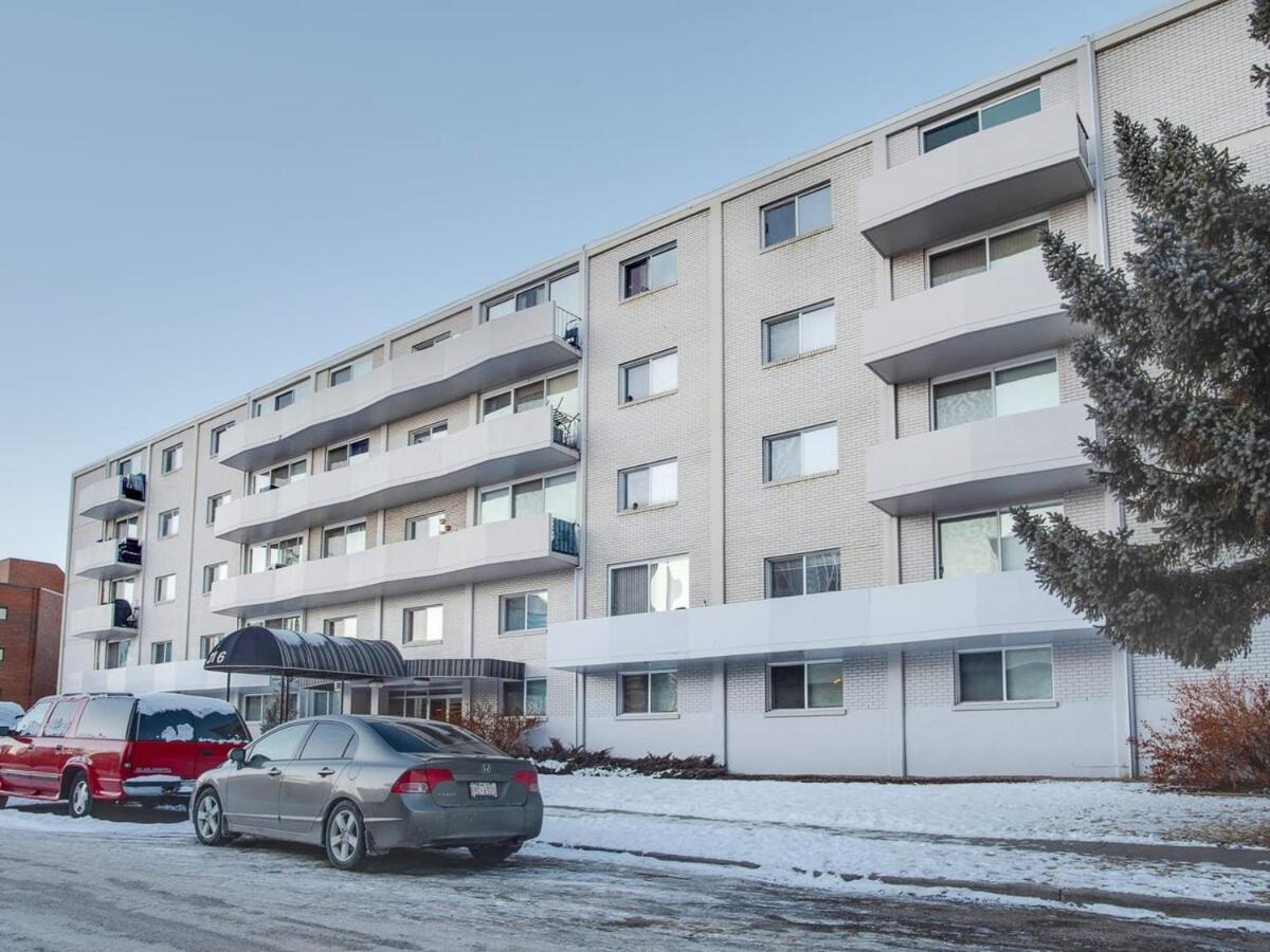 Gorgeous 2Br Condo W Parking Patio Coffee! YYC Buitenkant foto