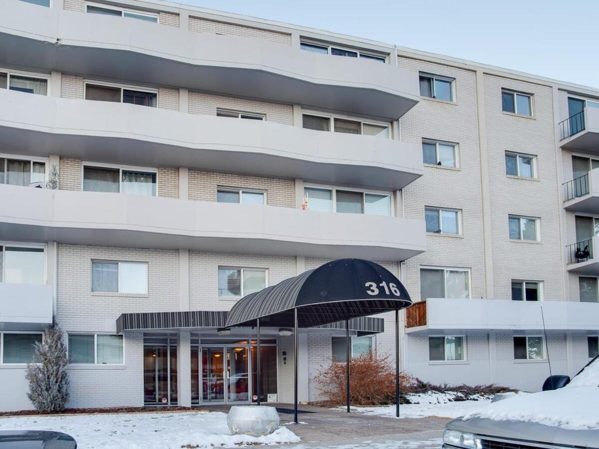 Gorgeous 2Br Condo W Parking Patio Coffee! YYC Buitenkant foto