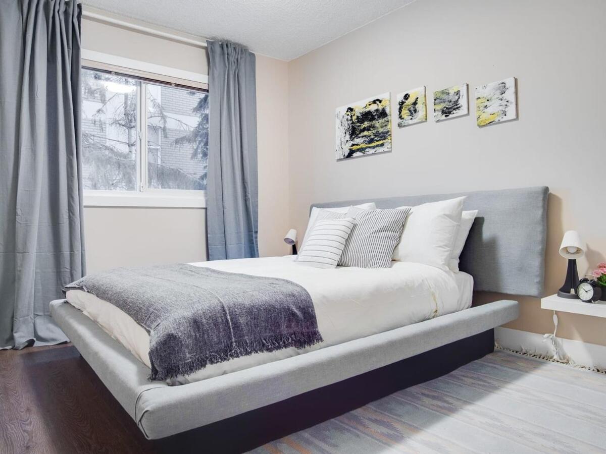Gorgeous 2Br Condo W Parking Patio Coffee! YYC Buitenkant foto