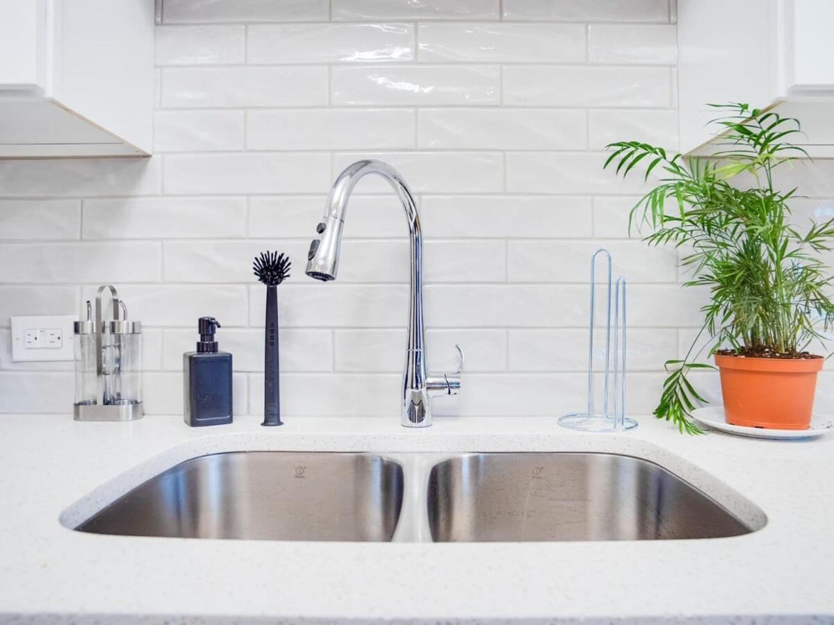 Gorgeous 2Br Condo W Parking Patio Coffee! YYC Buitenkant foto