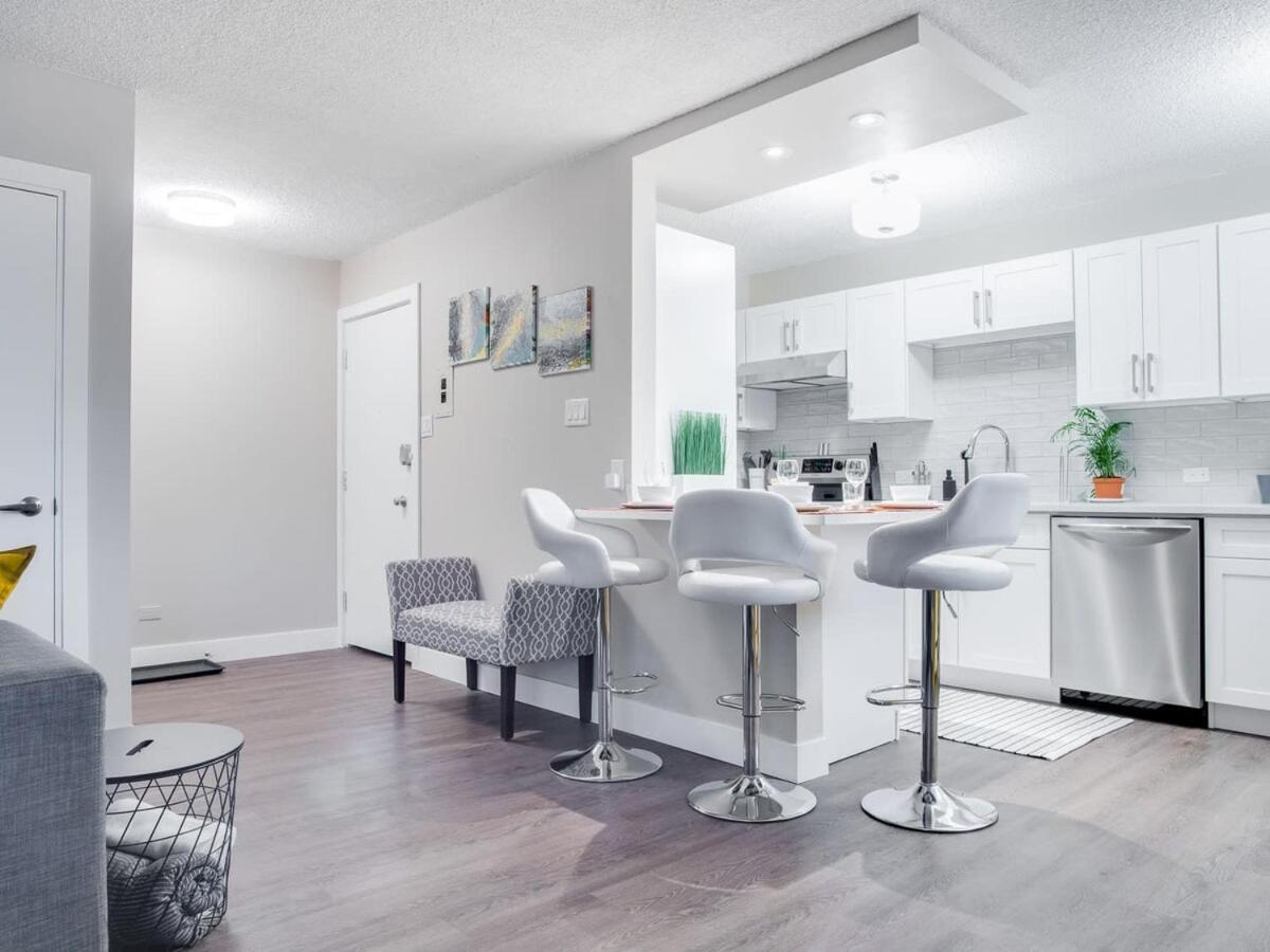 Gorgeous 2Br Condo W Parking Patio Coffee! YYC Buitenkant foto