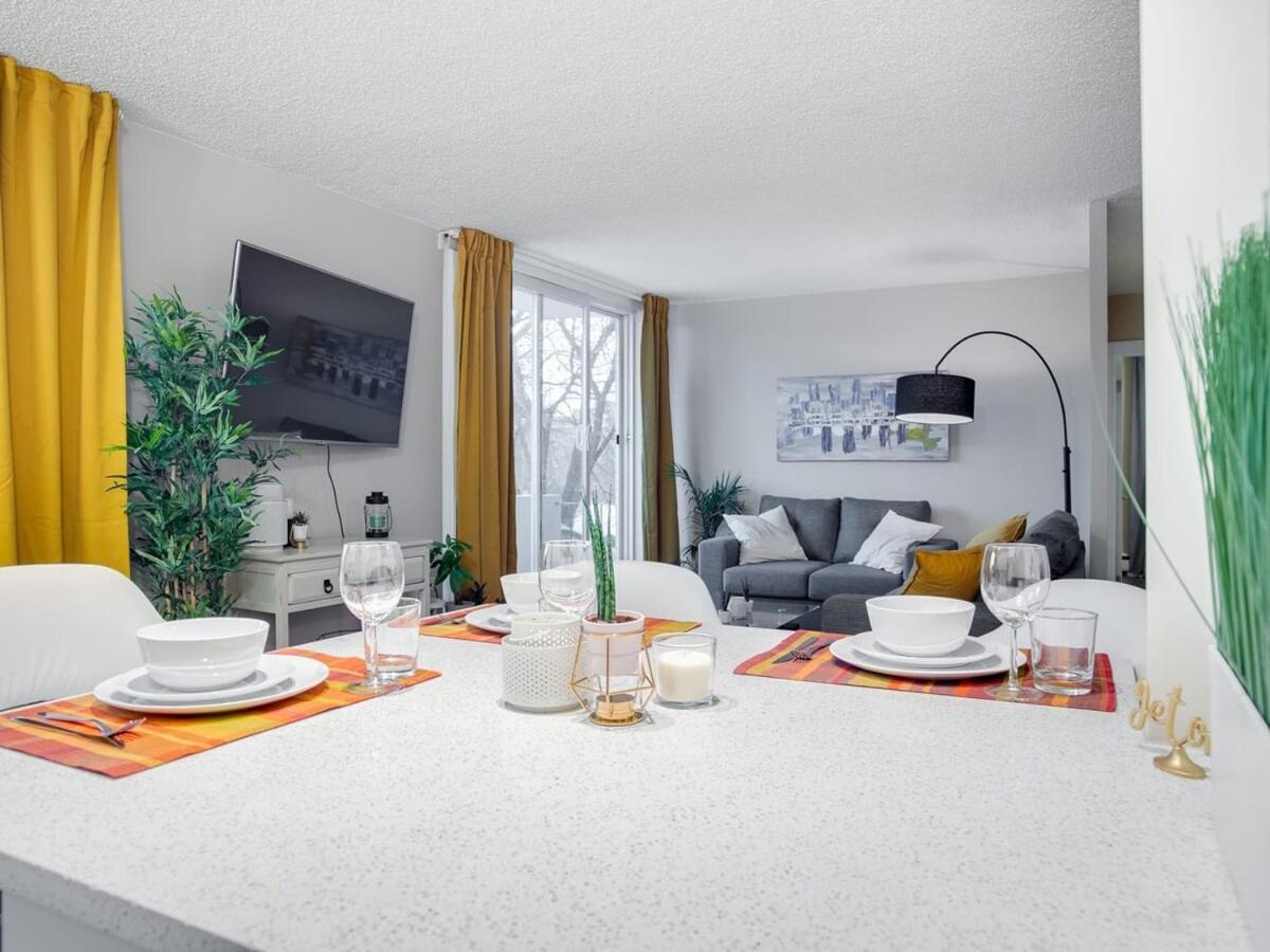 Gorgeous 2Br Condo W Parking Patio Coffee! YYC Buitenkant foto