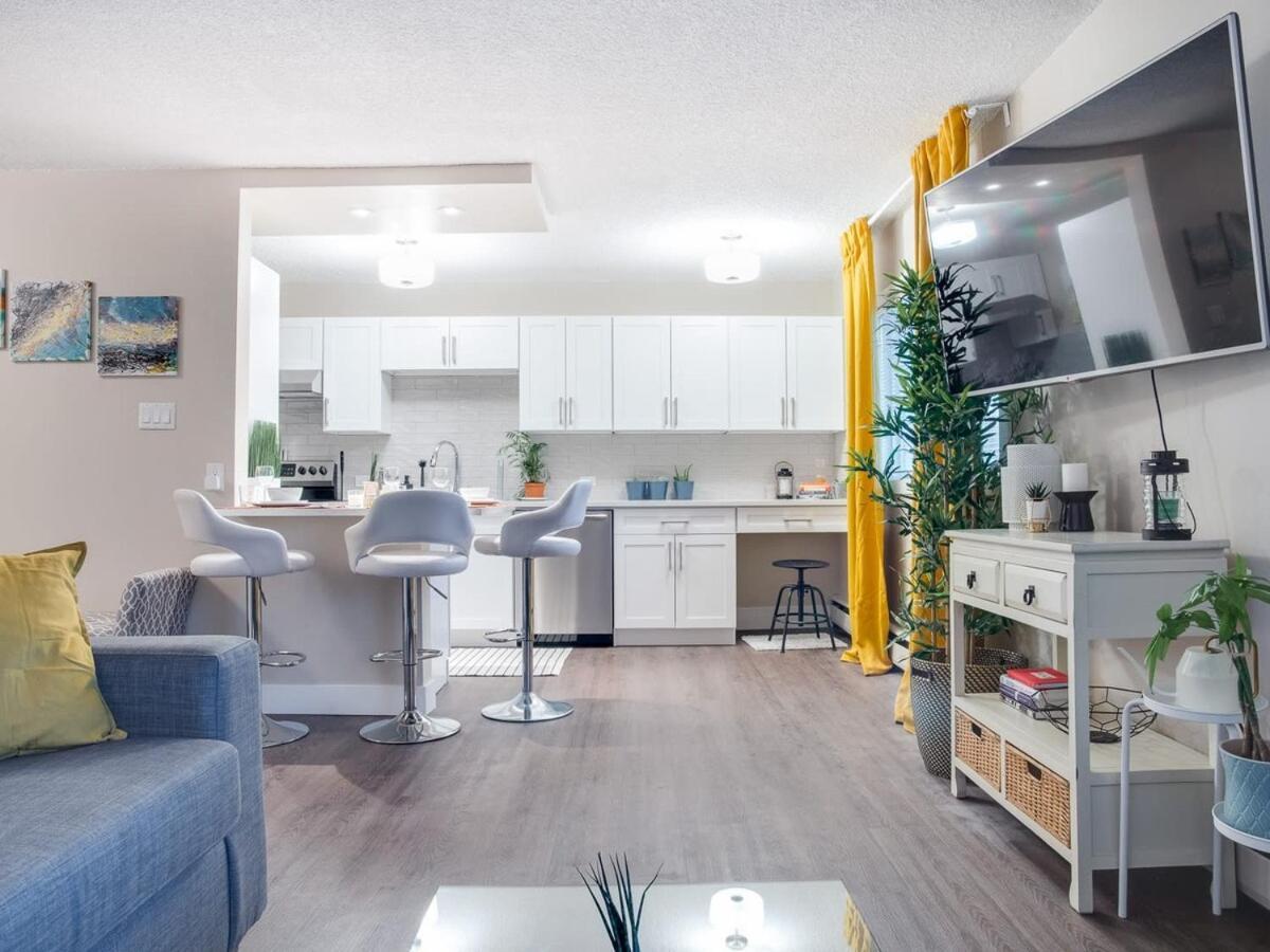 Gorgeous 2Br Condo W Parking Patio Coffee! YYC Buitenkant foto
