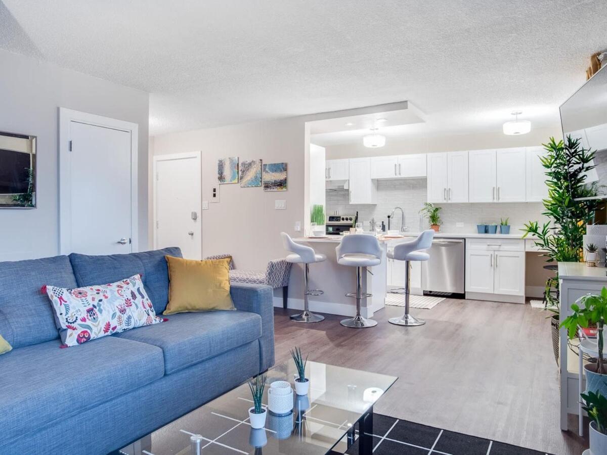 Gorgeous 2Br Condo W Parking Patio Coffee! YYC Buitenkant foto