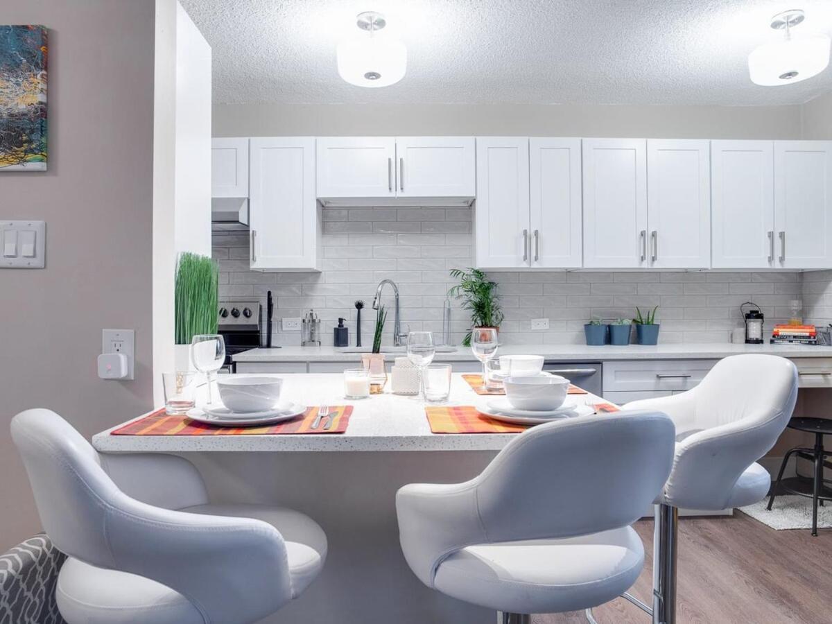 Gorgeous 2Br Condo W Parking Patio Coffee! YYC Buitenkant foto